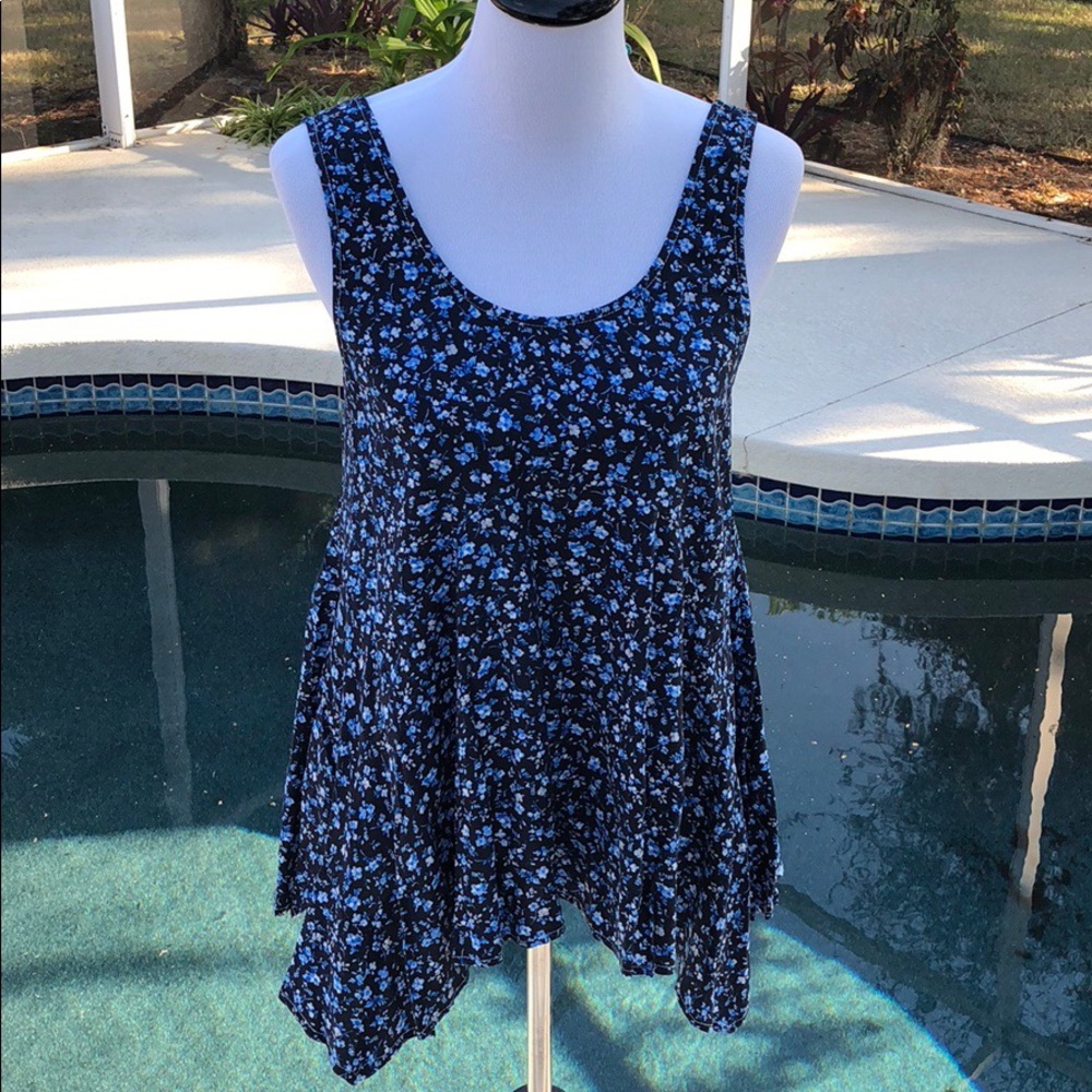 💙2 LEFT MEDIUM Adorable navy floral tank. - Picture 5 of 6